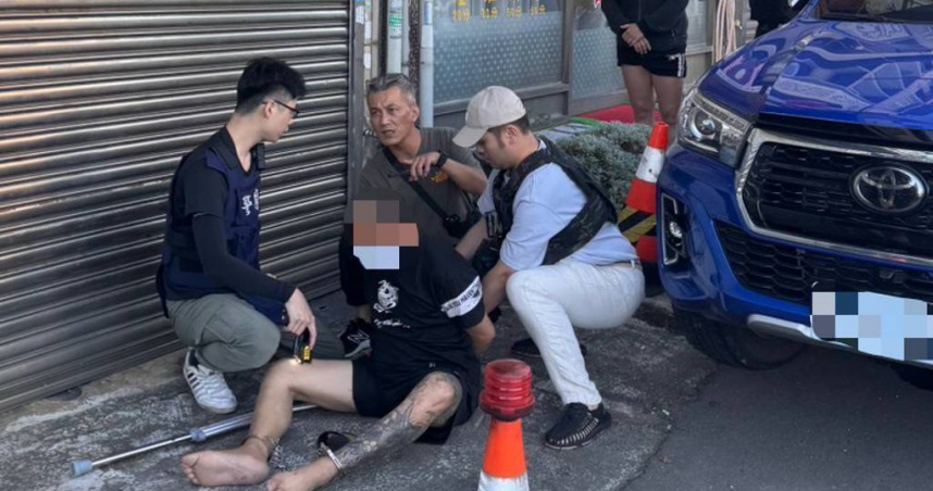 狂飆衝撞跳坡逃亡竊盜犯腿骨折狼狽落網。（ 圖／翻攝畫面）