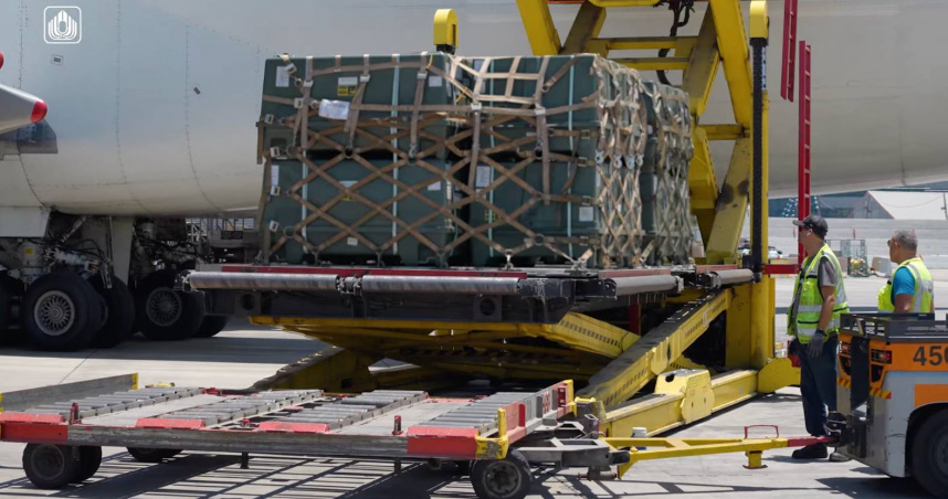 滿載軍備的貨機飛抵以色列。（圖／翻攝以色列國防部YouTube）