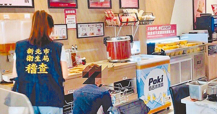 網友在網路抱怨，日前到新北市中和區某知名火鍋店吃火鍋，卻在醬料辣椒醬裡面挖出半截蟑螂屍體。新北市衛生局表示，經查核沒發現有病媒出沒，但針對店家衛生環境發現有缺失，已命業者限期改善。（圖／新北市衛生局提供／中國時報柯毓庭新北傳真）