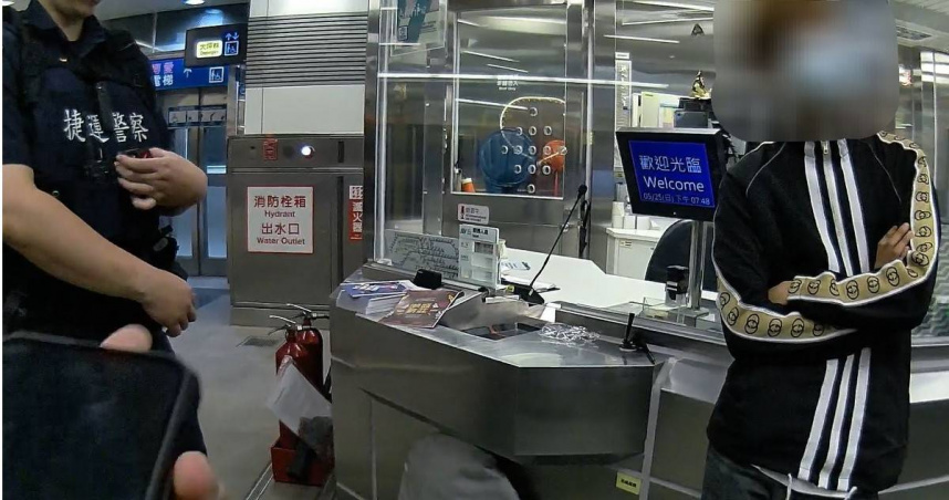溫男在捷運車廂內囂張抽電子菸,警方更發現其菸內有毒品成分,將他移送法辦。(圖/翻攝畫面)