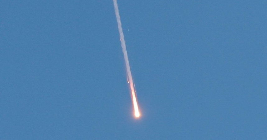 從約旦河西岸圖巴斯可以看到伊朗向以色列發射的飛彈。（圖／路透社）