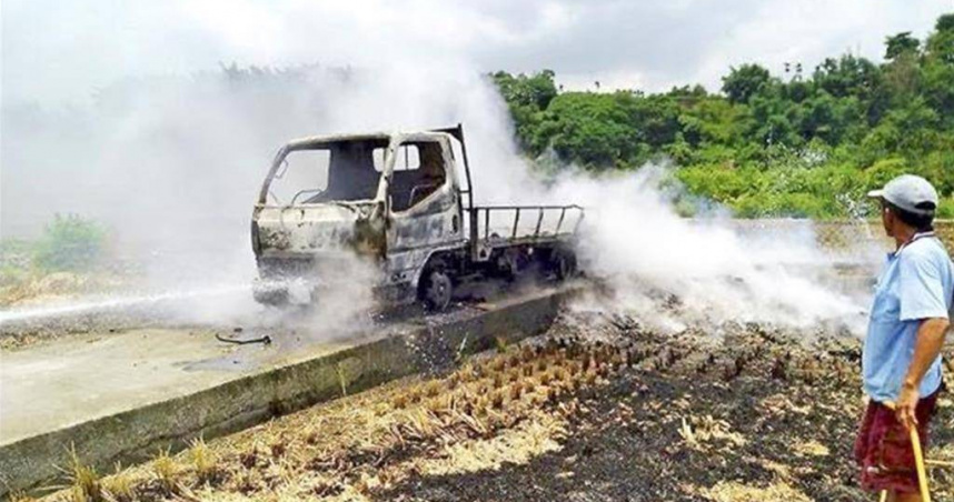 曾有農友露天燒稻草火勢失控，燒毀鄰田的工作車輛。（圖／南投縣政府提供）