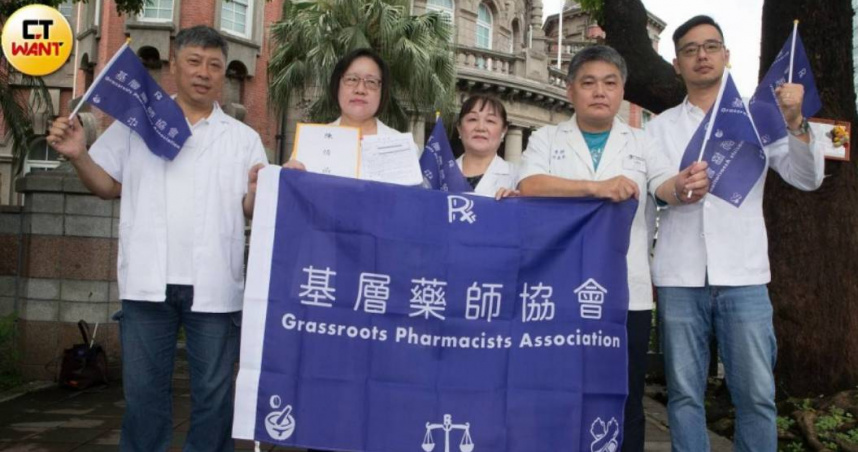 沈采穎（圖左二）呼籲政府重視藥學生供過於求的風險，應該要遵守承諾，控制藥學系招生總額（圖／黃威彬攝）