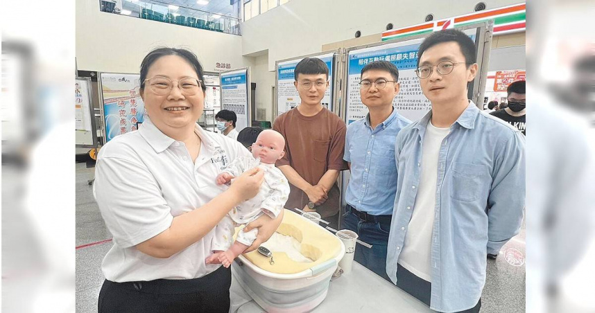雲科大電子系教授薛雅馨（左一）與團隊研發可安撫失智症患者機器人嬰兒。（圖／中國時報周麗蘭攝）