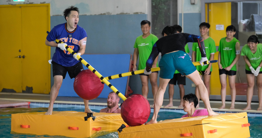 徐新洋（右）狠功下體，余祥銓崩潰喊：還要生兒子。（圖／東森提供）