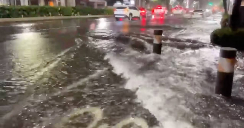 颱風丹娜絲侵襲台灣中部，導致台中多處淹水。（圖／Threads／@crchang60）