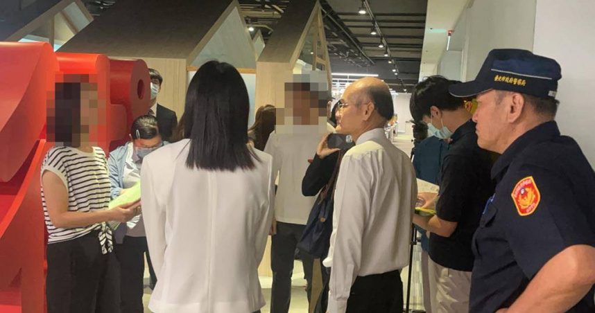 台北地院司法事務官（左一）今天率警方，前往街口支付母公司街口金融科技公司執行查封，泰山公司律師黃福雄（圖右戴眼鏡者）也在場。（圖／讀者提供）