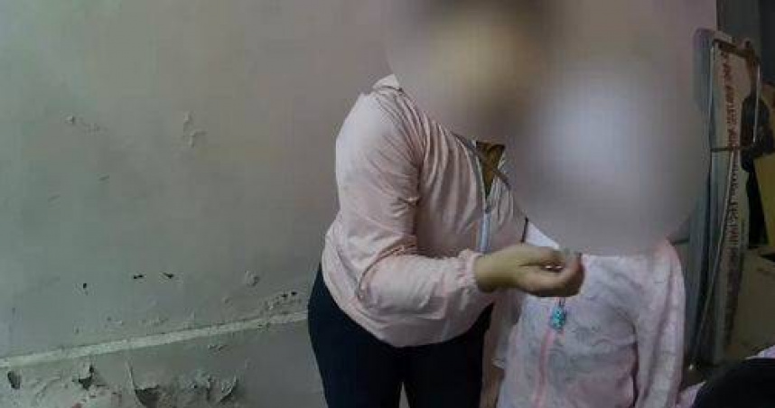 女童椅上摔落腹痛哭喊，警雨中6分鐘火速送醫。（圖／翻攝畫面）