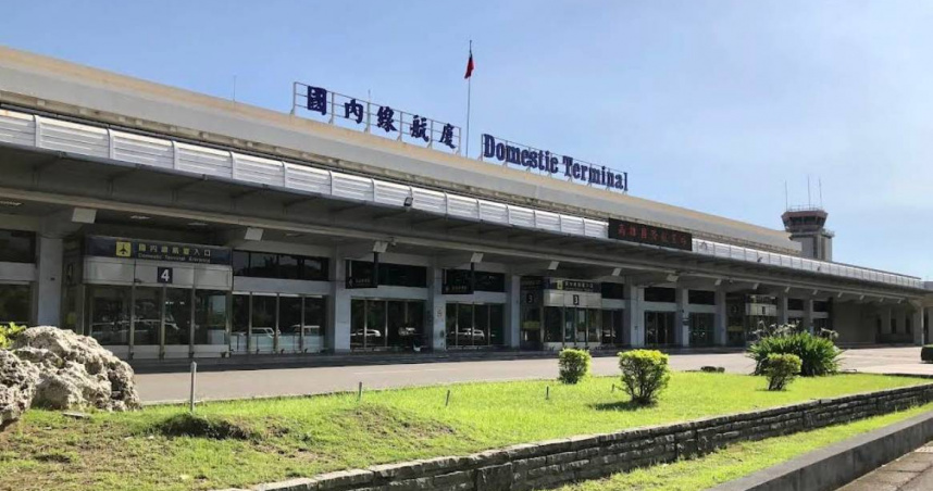 高雄小港機場昨晚發生多元計程車接人爭議事件。（圖／翻攝Google Maps）