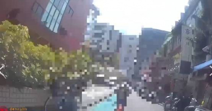 41歲的王姓男子17日下午13時36分,在防空演習警報響起後,拒絕配合警方引導進入室內避難,遭逮捕開罰。(圖/翻攝畫面)