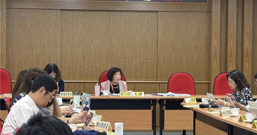 大考中心今天舉行考試委員會議，經過討論後決定歷史科第14題題目不夠周延，該題送分。（圖／林縉明攝）