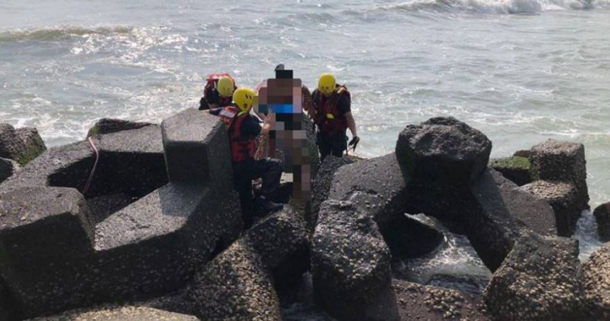 3名國中生到黃金海岸玩水，卻不慎溺水，1人失蹤搜救中。（圖／翻攝畫面）