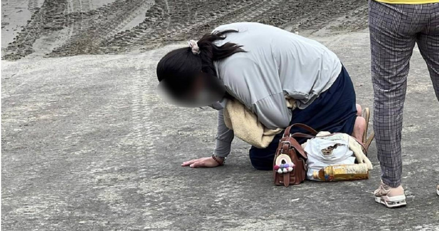 竹南鎮龍鳳漁港26日晚間15歲高一新生落海失蹤 ，吳姓少年母親並帶著兒子衣物，祈禱有奇蹟出現，但仍是事與願違。（圖／翻攝畫面）