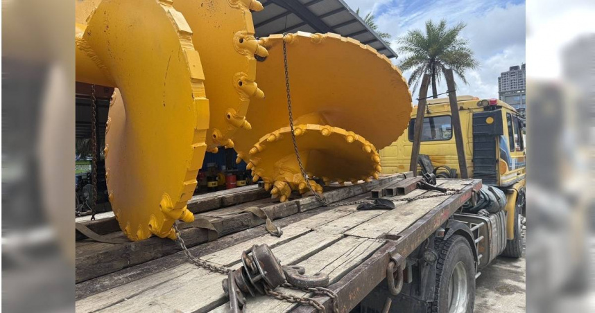 林口某倉庫工安意外，林男跌落拖板車遭重壓搶救中。（圖／翻攝畫面）