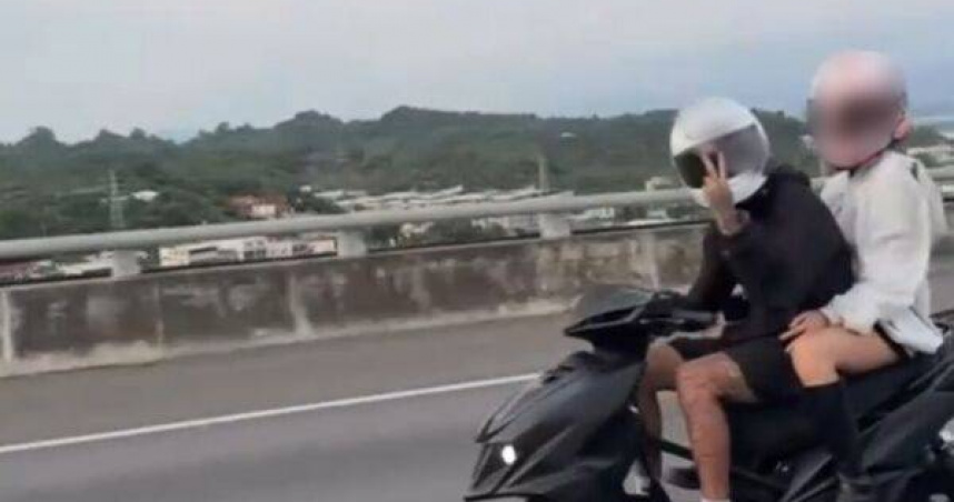 無牌機車情侶狂飆國道39公里還對鏡頭比YA挑釁。（圖／翻攝記者爆料網畫面）