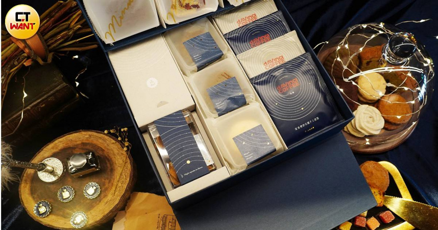 品項最豐富的「暮・夜月曲」雙層頂級款包含6款新品、6款精選甜點及2款濾掛咖啡，隨盒贈送1枚品牌金屬磁釦。（2,550元，圖／魏妤靜攝）