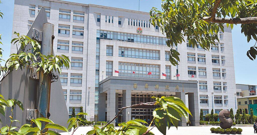 審計部苗栗縣審計室對苗栗縣2024年總預算決算報告中直指，縣府公共債務比率仍超逾規定，財政結構未臻健全。苗栗縣政府5日發出新聞稿澄清，縣府2024年度總決算審定數歲入歲出賸餘20.78億餘元，債務還本84.48億餘元，債務舉借82.16億餘元，收支賸餘18.47億餘元，顯見苗栗縣積極開源改善財政，展現財政紀律。（圖／中國時報謝明俊攝）