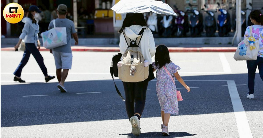 中央氣象署表示，明天午後各地天氣仍不穩定，民眾仍要留意天氣變化，外出需攜帶雨具以備不時之需。（示意圖／方萬民攝）