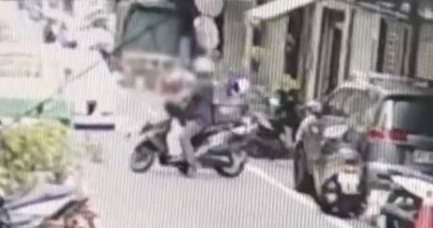 外送員抵達後於樓梯間丟餐點後離去，疑似出言恐嚇遭提告。（圖／翻攝畫面）