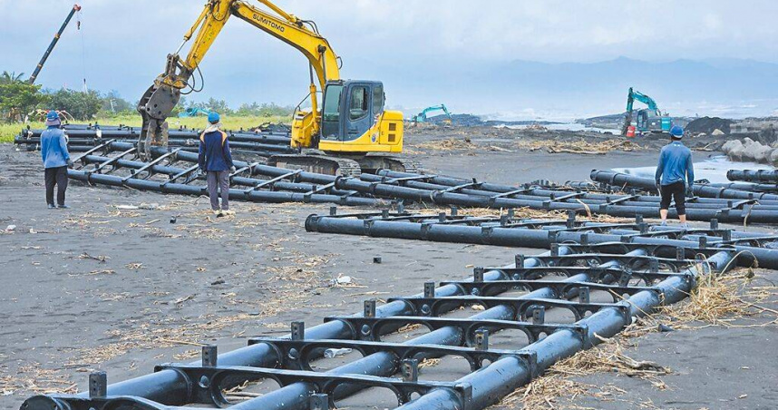 丹娜絲颱風造成全台約13萬5000片太陽能光電板受損，目前僅4萬片送交處理機構完成去化。圖為旭東公司出動重型機具清除海上光電抗浪測試站浮台。（圖／本報資料照片）