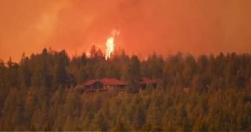 美國奧勒岡州弗拉特山火（Flat Fire）於23日上午火勢翻倍，燃燒面積已接近1.9萬英畝。（圖／翻攝自X「@HotshotWake」）