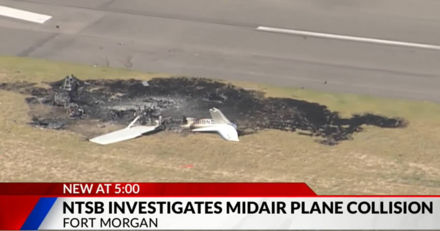 科羅拉多州摩根堡市立機場發生小型飛機相撞，現場濃煙直衝天際。（圖／翻攝自FOX31 Denver，下同）