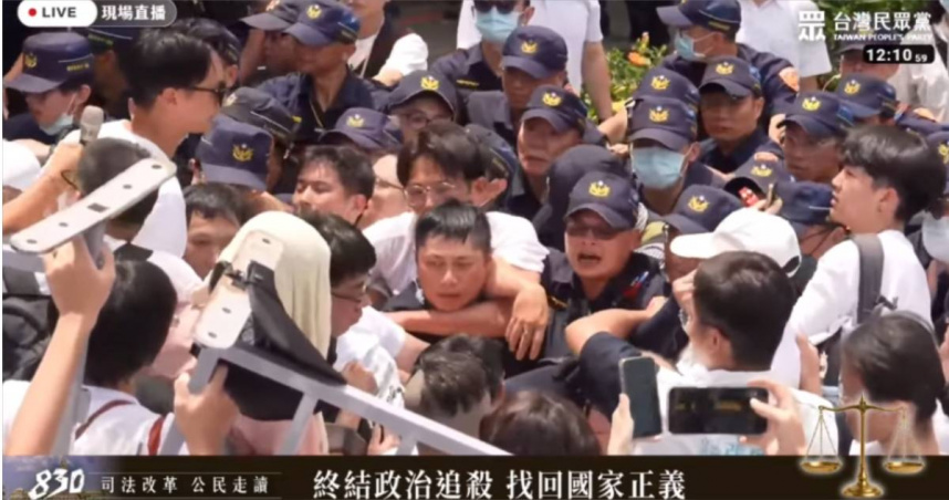 民眾黨黃國昌8月30日走讀活動，涉嫌對警方妨害公務，警方2日製作通知書將傳喚當事人到案說明。（圖／翻攝自民眾之聲）