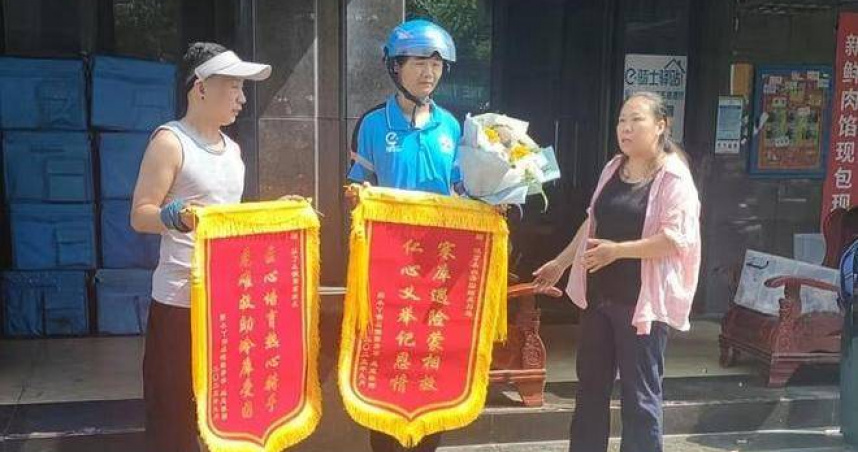 送外送員錦旗答謝救命之恩的陳秀華。（圖／翻攝自極目新聞）