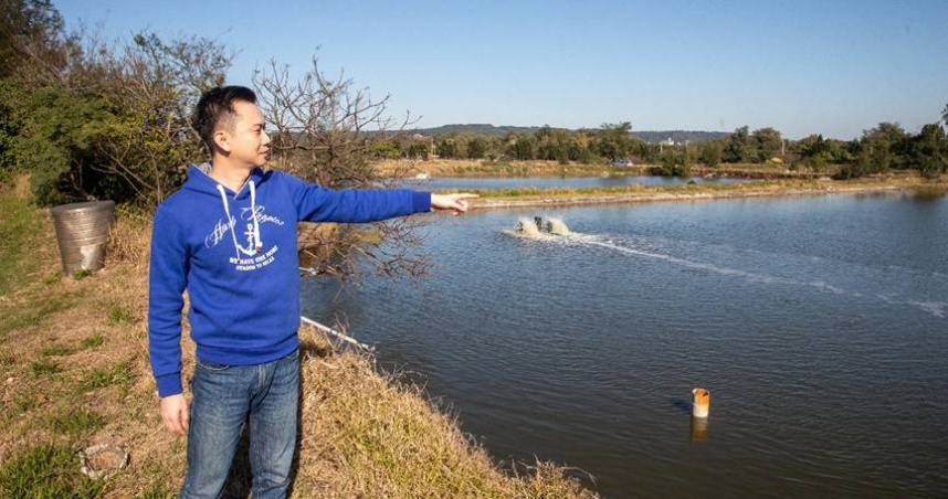 新竹縣竹北市長鄭朝方（左）近期屢接獲民眾陳情竹北市內夜間有不明臭味。圖非汙染源。（圖／劉耿豪攝）
