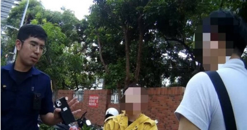 高雄情侶街上爆衝機車倒地警方送辦處理。（圖 ／翻攝畫面）