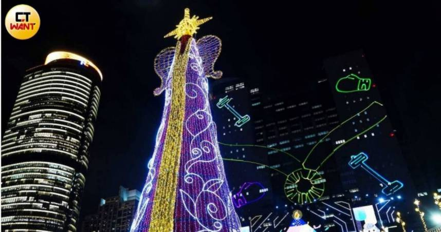 一名民眾近日在社群平台PO出照片，表示竟然見到市政府周邊9月就開始在樹上布置起彩燈，開始為年底的新北耶誕城預做準備。（圖／魏妤靜攝）