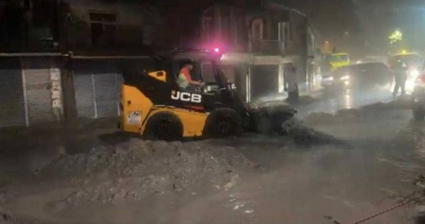 花蓮光復鄉到處都是淤泥。（圖／花蓮縣府提供）