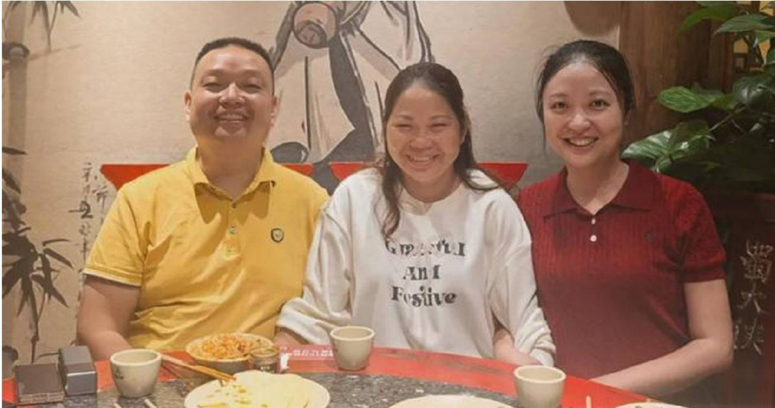 王曉舉在妻子陪同下返回雲南巧家，與親生母親王寧春相認。（圖／翻攝自大象新聞）