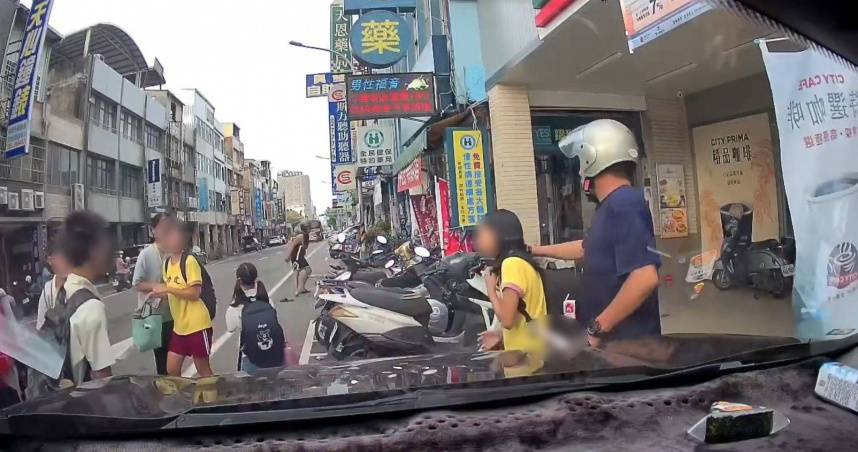 苗栗一名48歲邱姓男子在超商外持刀砍傷路人，其中一名傷者11歲丁姓女童一度病危，經手術後恢復狀況良好，今日從加護病房轉入一般病房。（圖／翻攝Threads／＠k117025）