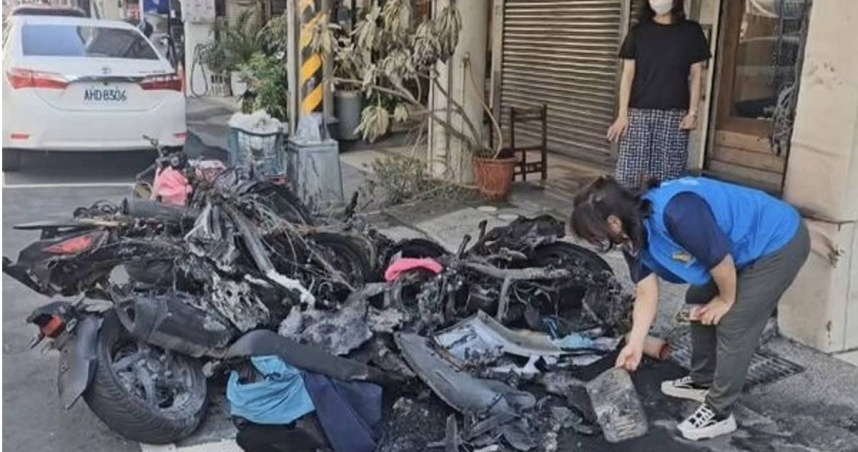 機車猛烈碰撞引起火勢，蔡男重傷、路人冒火救命。（圖 ／翻攝畫面）