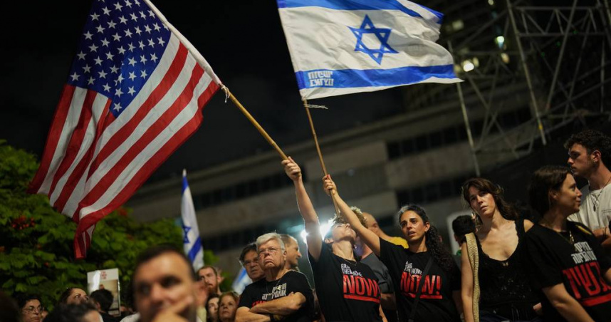 在加薩走廊人質即將獲釋之際，人們在以色列特拉維夫人質廣場舉行集會，聲援被哈馬斯綁架的人質。 （圖／達志／美聯社）