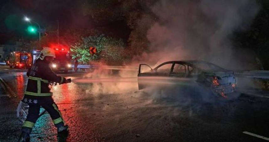 轎車行經台3線苗栗三灣路段時突然起火燃燒，火勢猛烈吞噬整輛車輛，消防人員趕抵現場搶救。（圖／翻攝畫面）