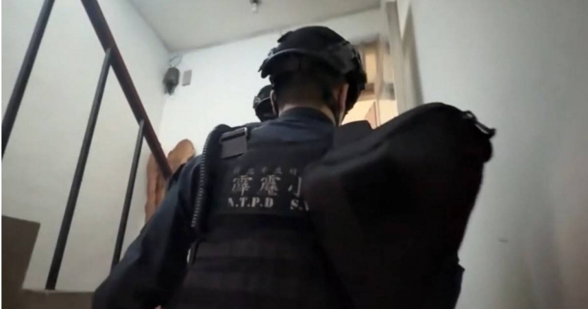 陳姓男子指使幫眾朝薑母鴨店討債潑漆，近日遭警方逮捕移送。（圖／翻攝畫面）