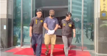 王姓黑幫成員（中）走私海洛因遭逮。（翻攝畫面）