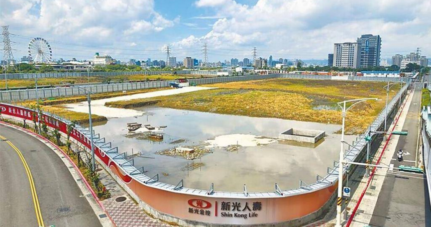 新光人壽日前舉行記者會，表示願意針對北士科T17、18地上權與北市府合意解約，輝達29日也向北市府表達，確定要將總部設於T17、18。據了解，新壽30日已向市府提出初步成本報價，包含新壽支付的權利金、租金以及已付出成本，約莫為40億元。（圖／報系資料照）