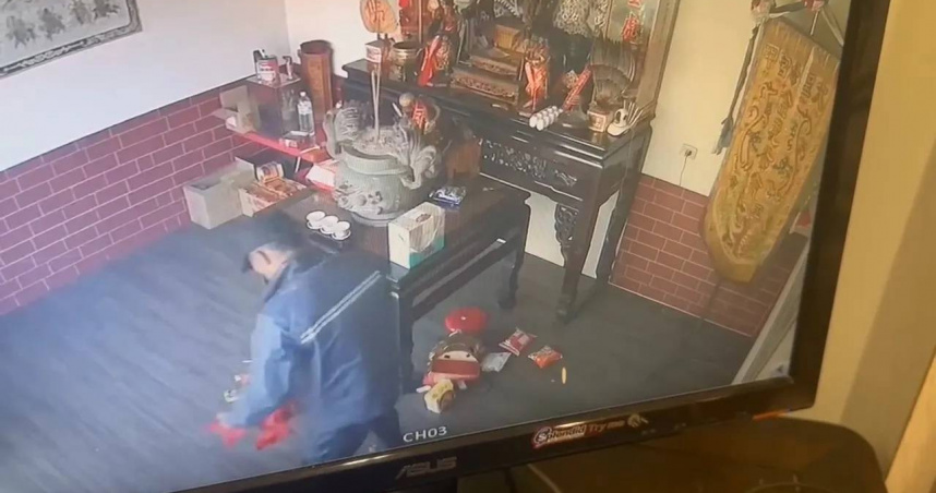 男子9日下午潛入虎爺廟，偷走神像上的4面金牌，還害的神像掉落在地。（圖／翻攝畫面）