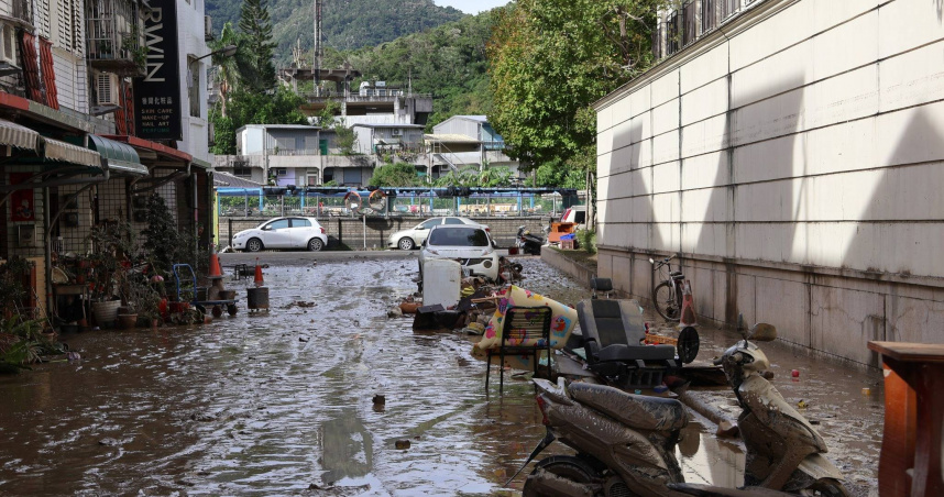 宜蘭蘇澳降下超大豪雨，街道上滿地泥濘。（圖／翻攝自臉書／蘇澳鎮公所）