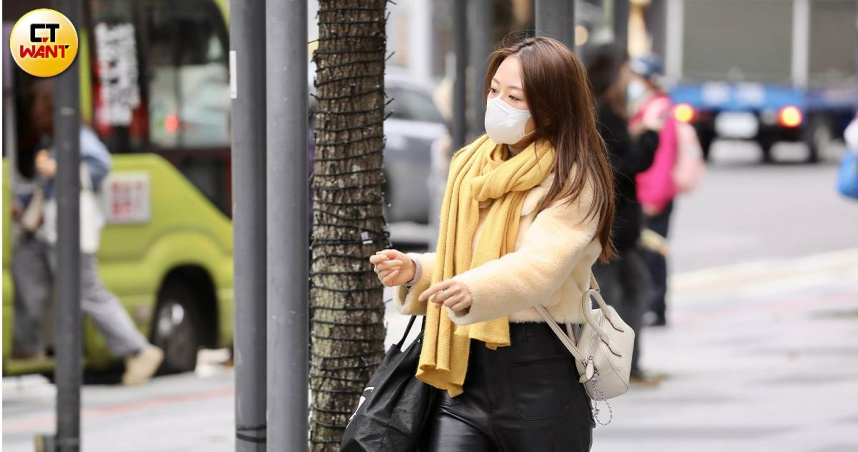 中央氣象署指出，明（21）日持續受東北季風影響，北部及宜花天氣較涼，其他地區早晚亦涼。週末東北季風減弱，氣溫短暫回升，中南部高溫上看30度。不過下週一起另一波東北季風增強，天候又將逐漸轉涼。（示意圖／方萬民攝）