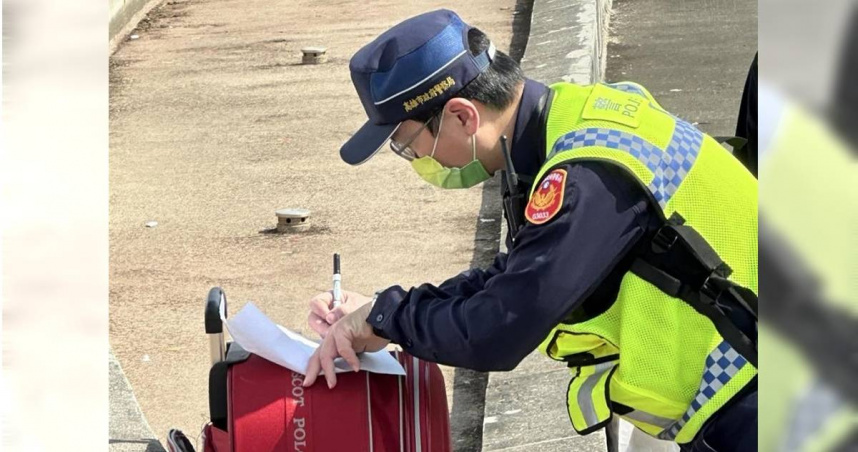 民眾拍下畫面PO網，只見員警對攤販開單，讓民眾質疑該不會盜版商品又出沒？警方說明，尚未發現有人販售盜版品。（圖／網友lulalulalayuhao授權提供）