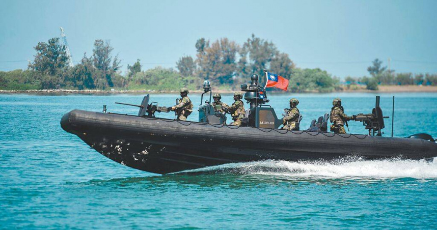 海軍陸戰隊66旅步二營10月赴關島訓練，與駐防美軍進行模擬對抗。圖為海軍陸戰隊執行海上戒護任務。（圖／軍聞社）