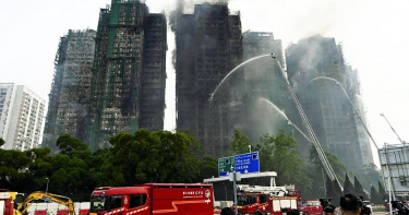 宏福苑大火釀成嚴重死傷，現場樓宇結構受損，警方與房署持續進行搜證與安全評估。(圖／達志／美聯社，下同)