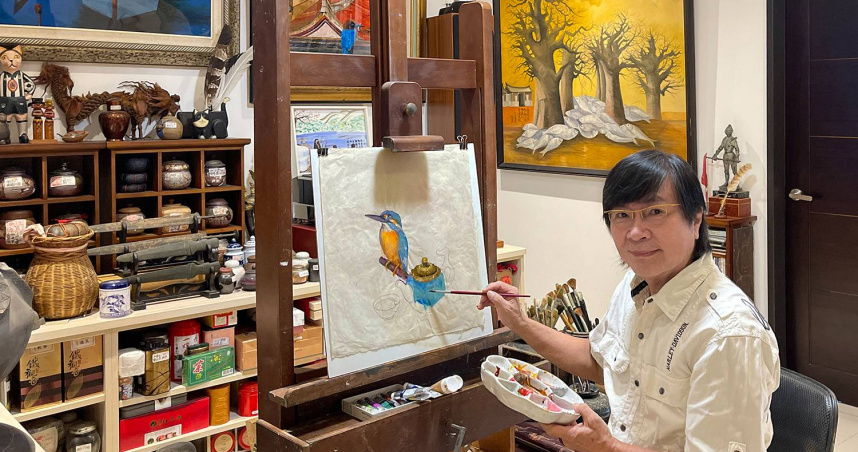 吳德亮多年來頻頻在兩岸找茶拍茶寫茶也以茶票紙畫茶。（圖／吳德亮攝）