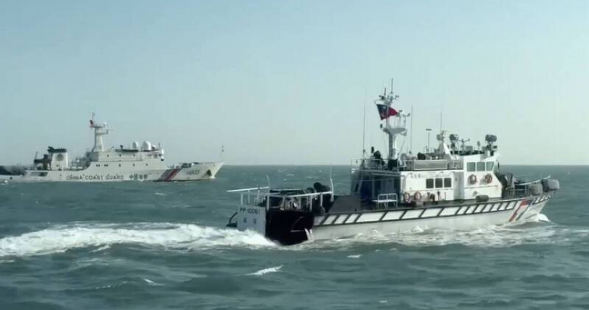 巡署金馬澎分署第12巡防區派艇併航監控大陸海警船，強風巨浪中堅守崗位，展現維護主權決心。（圖／金門海巡隊提供）