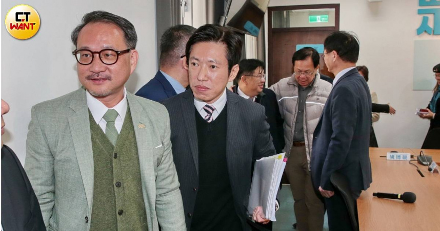 行政院秘書長張惇涵（手持文件）拜會民眾黨立法院黨團，就選務與人事審查進行交流。（圖／周志龍攝）