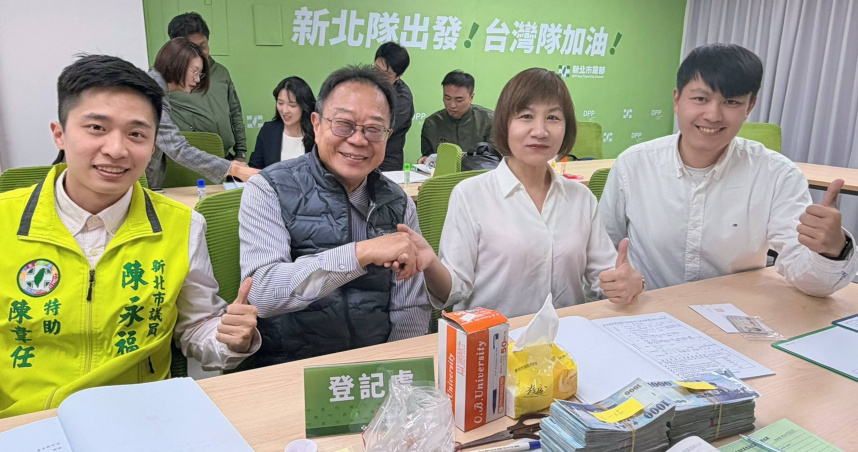 新北市議員石一佑（右2）與議會同事陳永福（左2）分別都要交棒了，陳永福之子陳韋任（左）要選登記參選新北市大文山市議員、石一佑之子陳俊諺（右）則登記參選板橋區市議員。（圖／翻攝自新北市議員石一佑臉書）